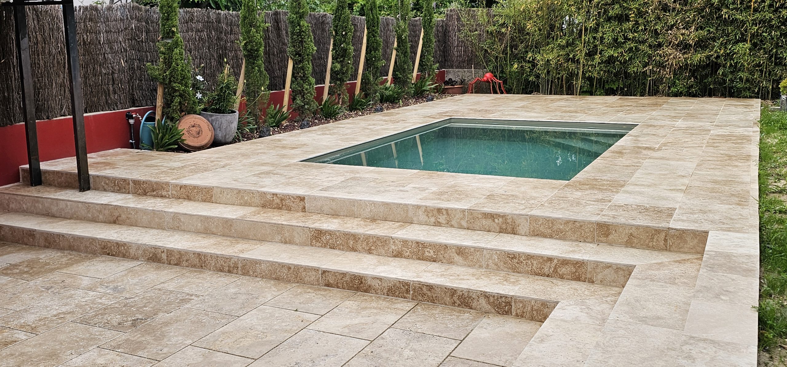 Mise en valeur piscine avec des belles finition en travertin