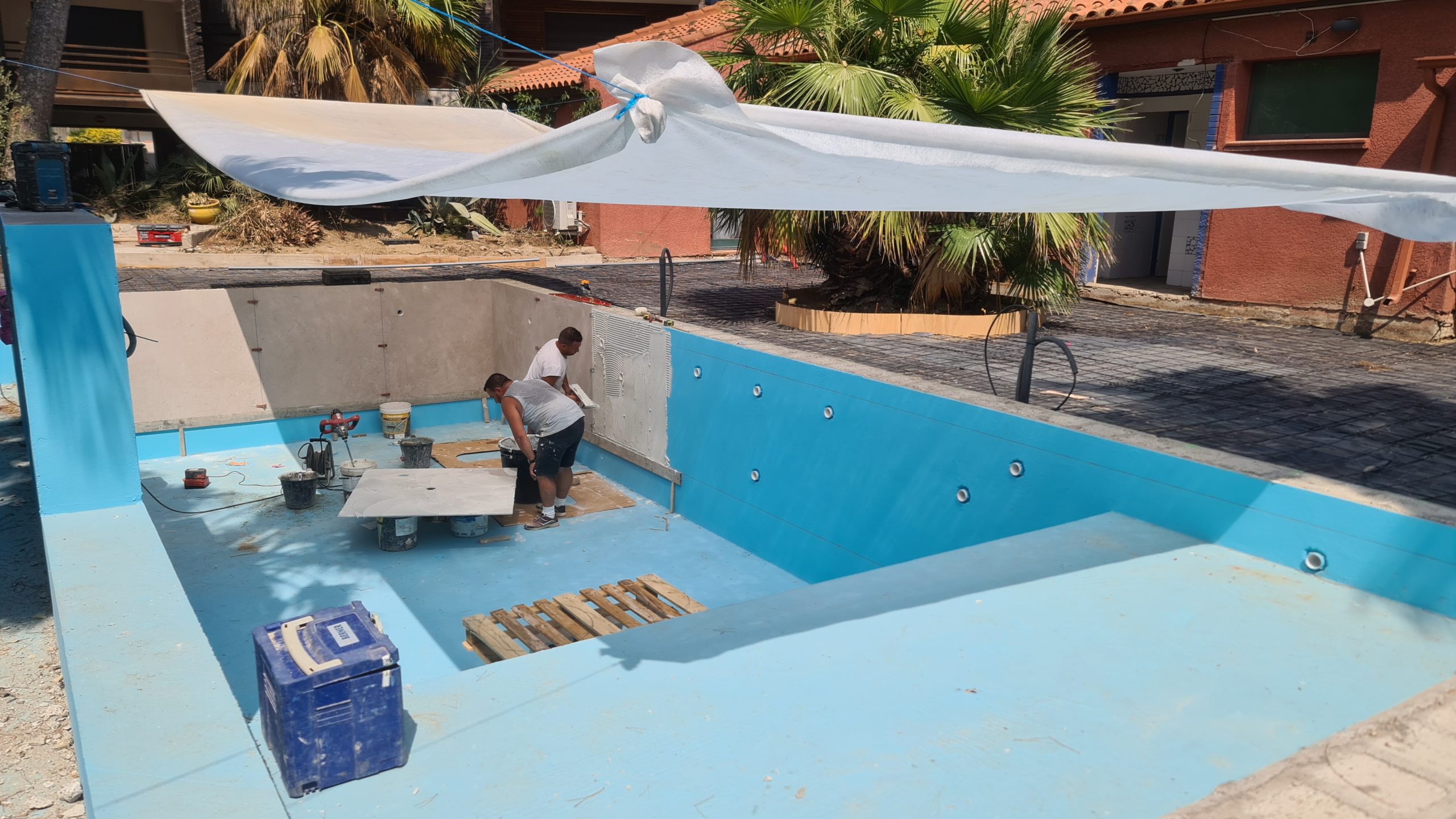 Pose de carrelage 120x120 piscine en débordement