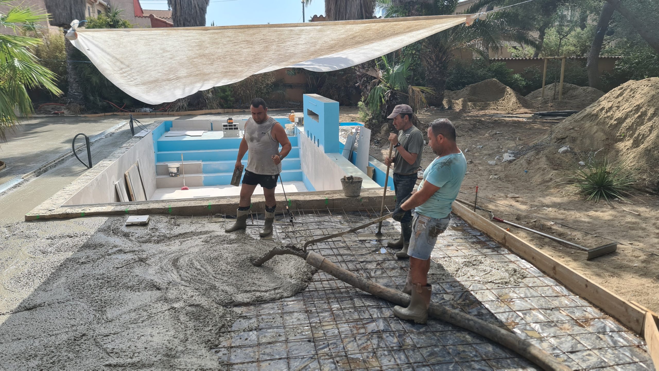 équipe soudé pour la construction d'une piscine