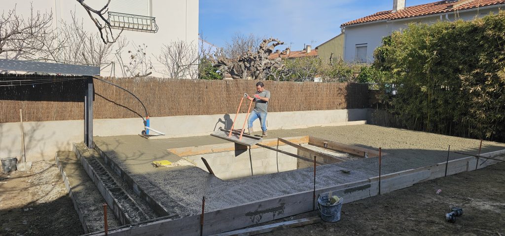 Bétonnage terrasse au tour piscine pour pose de travertin