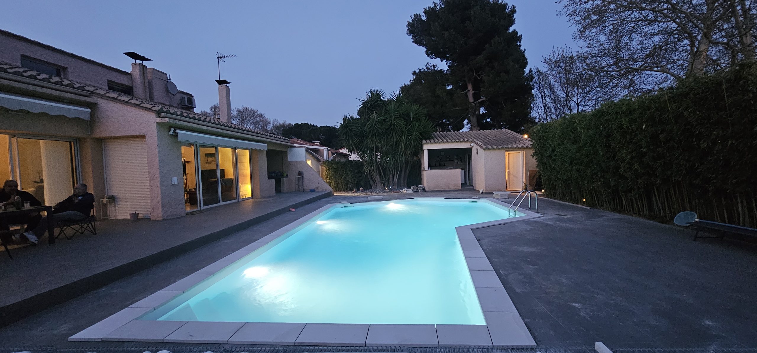 belle piscine avec sont éclat de lumière