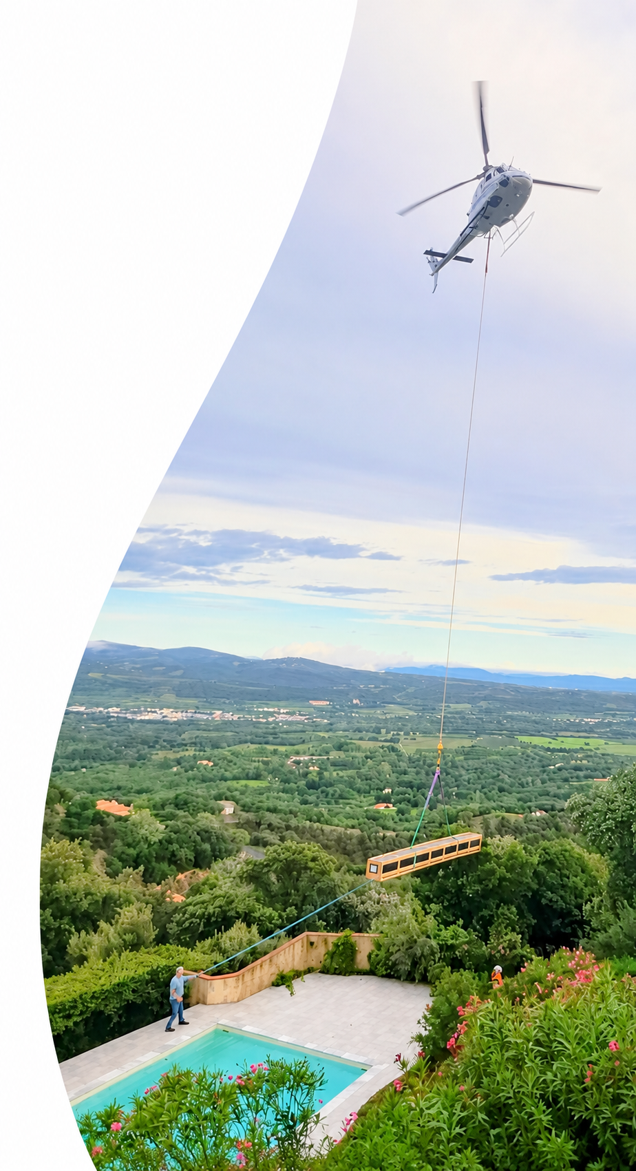 Hélicoptère de chantier au-dessus de la vallée